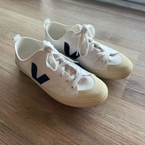 Veja Nova Canvas Sneaker White Black Size 9